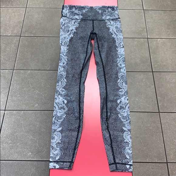 Lululemon B/W Venice Lacy Leggings 4 - Picture 1 of 5